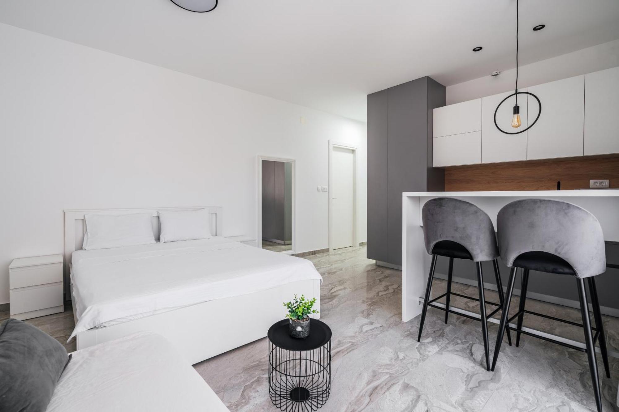 Aura Tower Aparments By In Property Rafailovici Ngoại thất bức ảnh