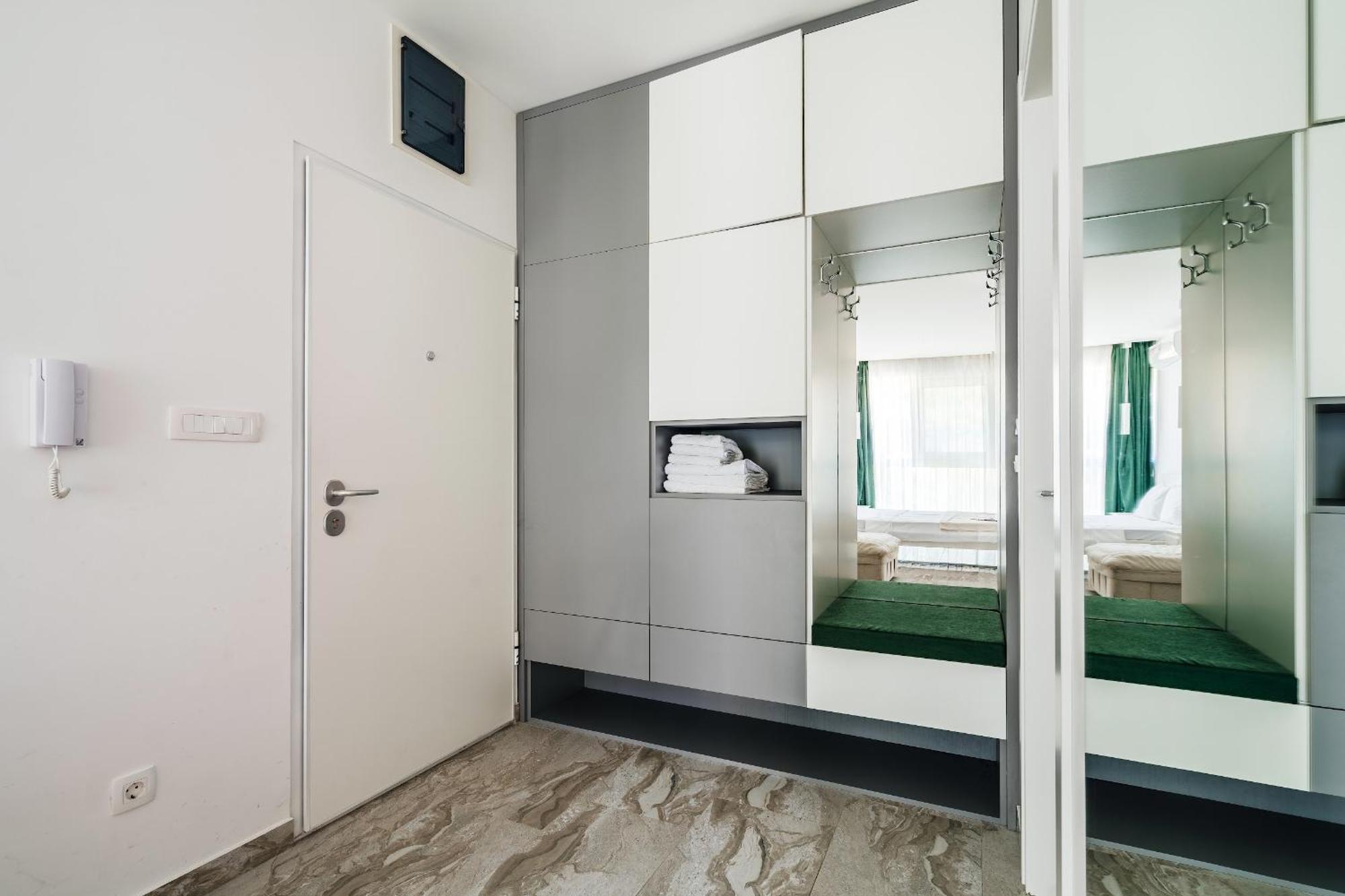 Aura Tower Aparments By In Property Rafailovici Ngoại thất bức ảnh